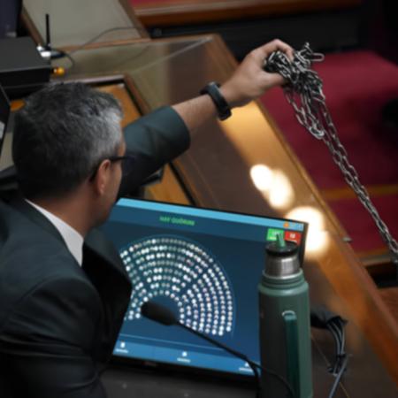 Reforma laboral: qué significa la cadena que le dejaron a Martín Menem en Diputados