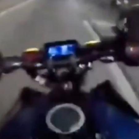 Robo a 100 km/h en plena autopista: motochorros le arrancaron la llave en movimiento 