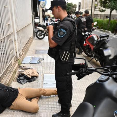 Entró a una oficina del microcentro porteño y salió con computadoras y chequeras