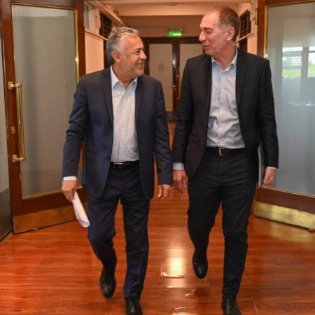 Santilli negocia con Cornejo en Mendoza mientras crece la presión por fondos