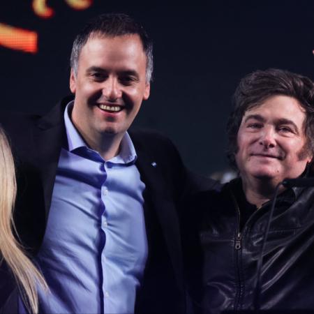 Milei sale a bancar a Adorni y vuelve a subir la apuesta contra la oposición