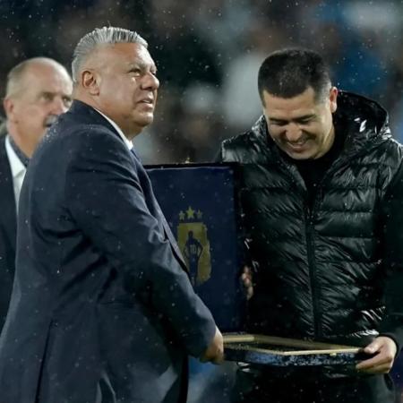 Silbidos y tensión: la Bombonera se le plantó a Chiqui Tapia