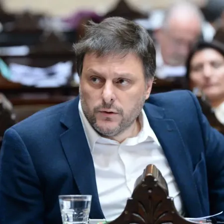 Leandro Santoro acusó a Milei de actuar en “modo barrabrava”