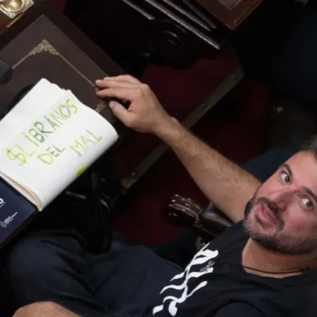 “Líbranos del mal”: el gesto de Grabois por el caso $LIBRA en plena Asamblea Legislativa