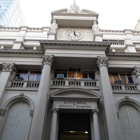 BCRA compró USD 70 millones y el dólar retrocedió levemente