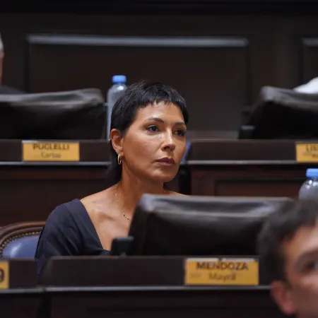 Axel Kicillof, bajo fuego de Mayra Mendoza por Cristina y el desdoblamiento