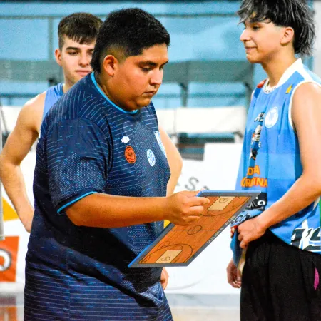 La historia de Julián Ros, el entrenador más joven del básquet argentino