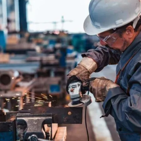 La UIA le respondió a Milei y pidió “respeto” para los empresarios en medio de la crisis industrial