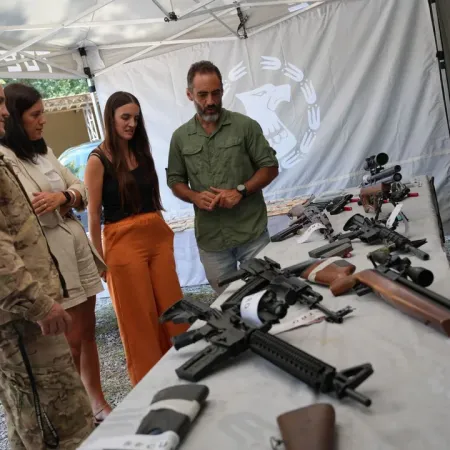 El arsenal que dormía bajo tierra: fusiles de guerra enterrados y una trama que apunta a narcos de alto perfil