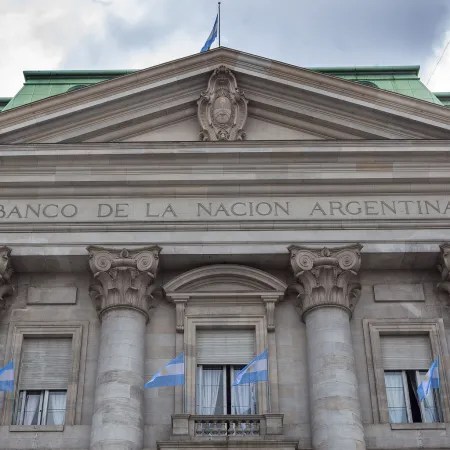 Los dólares del colchón en la mira: qué busca Caputo con el spot del Banco Nación