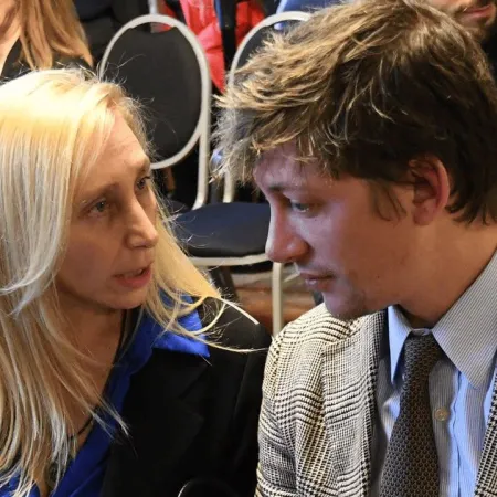 Del triángulo de hierro al frío saludo: por qué se pelearon Karina Milei y Santiago Caputo