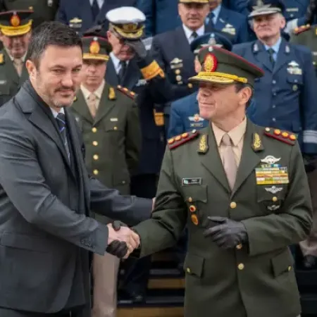 La crisis silenciosa de las Fuerzas Armadas estalla en el oficialismo