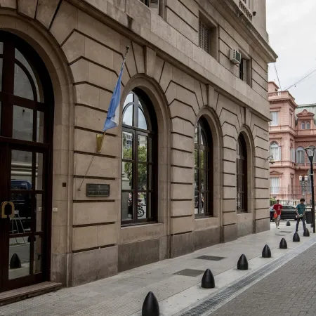 Controversia jurídica: la SIDE defiende el DNU de Milei sobre detenciones