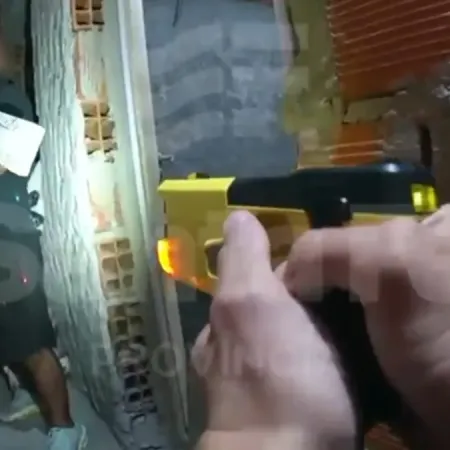 "Bajá eso porque sino uso la Taser": el video de un tenso operativo policial en Rosario