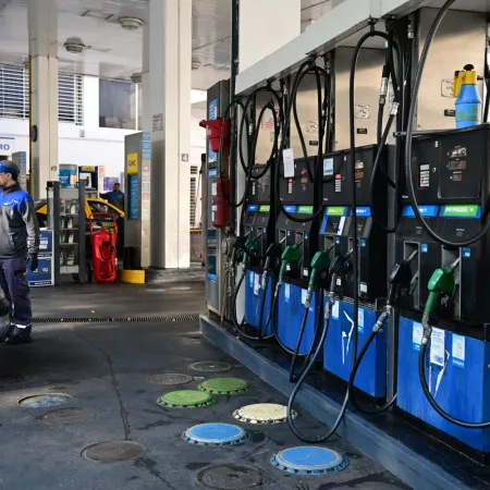 La nafta subió 7% en marzo: qué dijo el presidente de YPF sobre nuevas subas