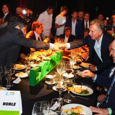 Macri y Kicillof compartieron mesa en la cena de Expoagro y dejaron una foto política inesperada