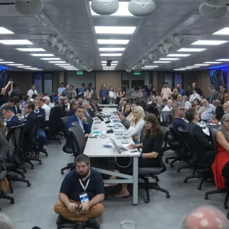 La oposición pide ampliar las audiencias por la reforma de la Ley de Glaciares