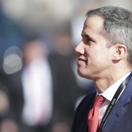 Juan Guaidó y la sombra de su fracaso llegan a Chile para el cambio de mando