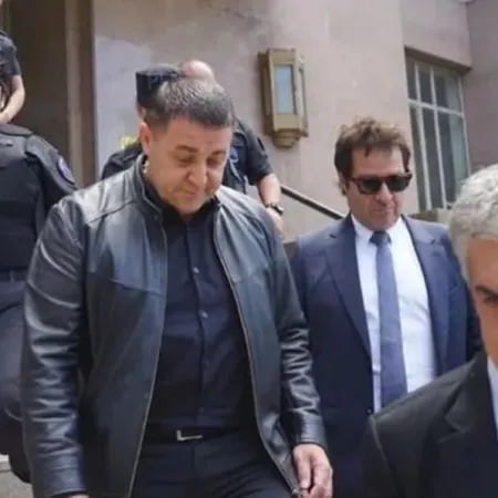 Auto sin patente y una camioneta sospechosa: la llegada de Toviggino a Tribunales