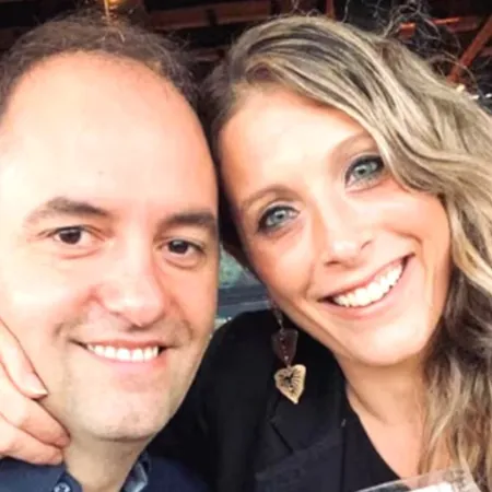 Vuelo privado, familia y un periodista: la nueva polémica que rodea a Adorni