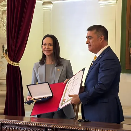 María Corina Machado y las llaves de Santiago: un símbolo con peso internacional