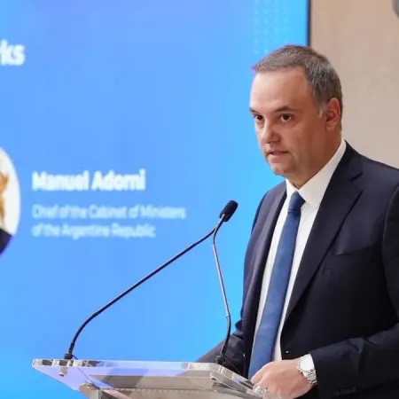 "Deslomarse" qué dijo Adorni tras su polémica frase y los viajes que generaron críticas