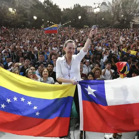 Santiago se llena de venezolanos por María Corina Machado: ¿qué buscan?