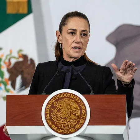 Sheinbaum reaviva un debate crucial en Latinoamérica: ¿Costos o democracia?