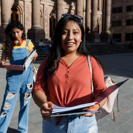 Educación femenina en alza: ¿por qué no se traduce en poder económico?
