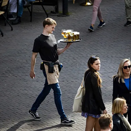 Reino Unido lanza plan millonario por desempleo juvenil récord