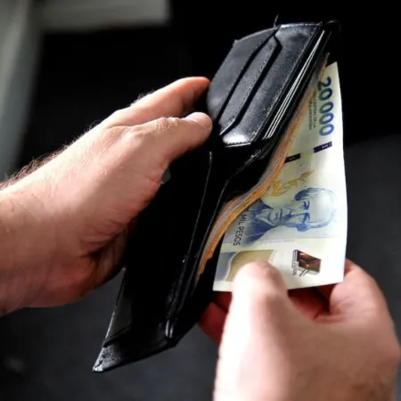 Preocupación de Caputo: YPF, transporte y tarifas presionan la inflación de marzo