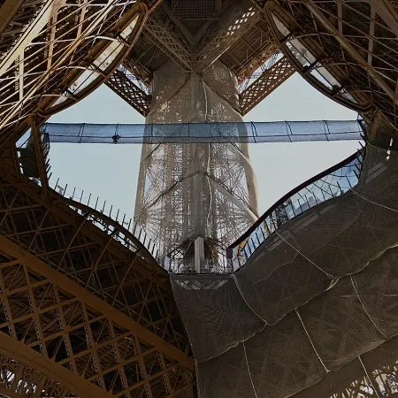 La Torre Eiffel suma puente colgante y desafía al turismo tradicional
