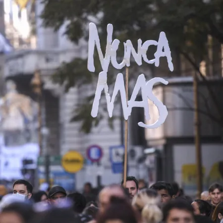 Las lecciones de la memoria: con la democracia no se come pero sin la democracia menos