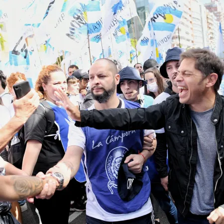 Otro 24 de marzo: Kicillof marchaba con La Cámpora y Larroque "limaba" a Alberto