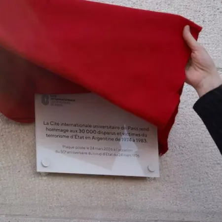 Una placa en París desata un conflicto por la memoria argentina