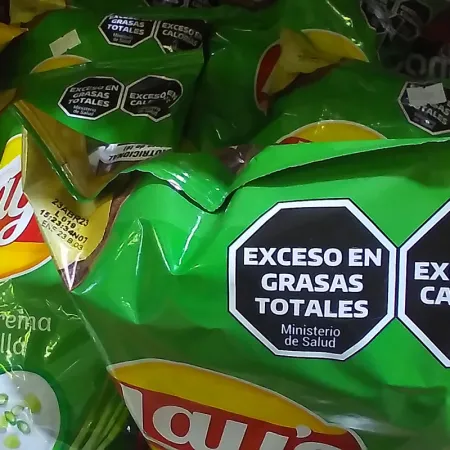 Octógonos negros en supermercados: Milei aflojó y en PBA quieren una prohibición