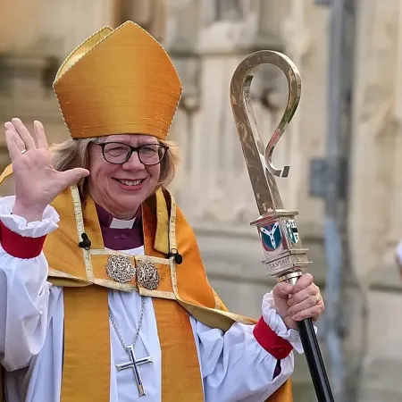 Sarah Mullally hace historia como primera arzobispa de Canterbury