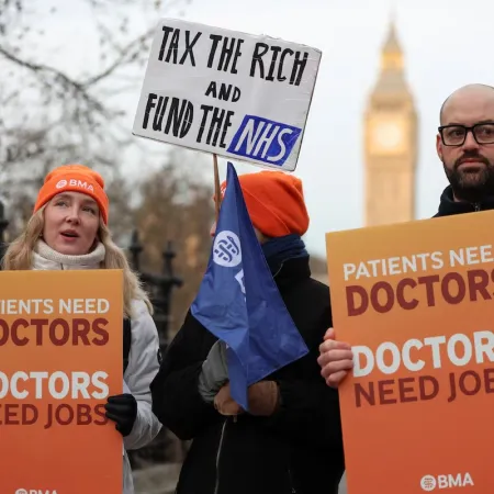Médicos en Inglaterra anuncian huelga y crece la presión sobre el sistema