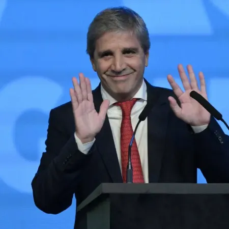 Caputo consiguió USD 300 millones pero volvió con el "riesgo kuka"