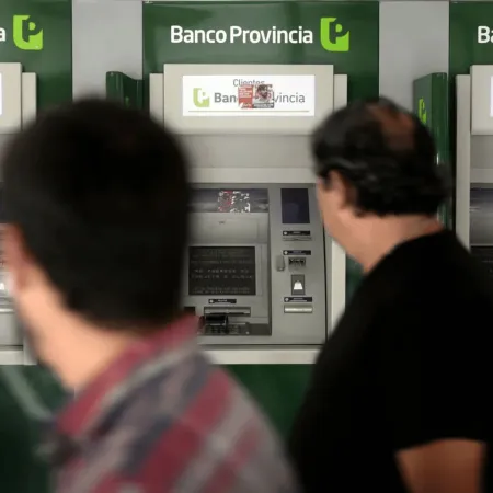 Baños y lockers en bancos: cómo es el polémico proyecto que vuelve a PBA