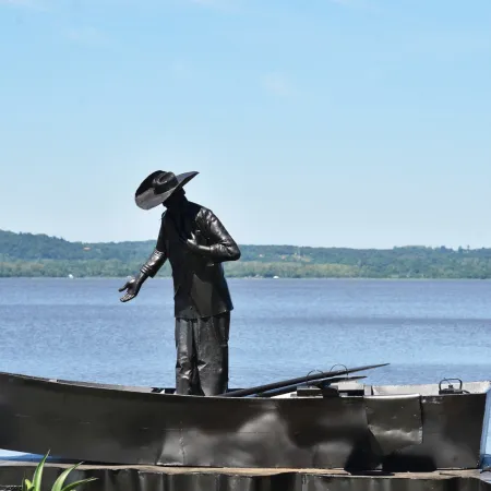 Paraguay convirtió a Pedro Canoero en escultura: el movimiento que puede cambiar Ypacaraí