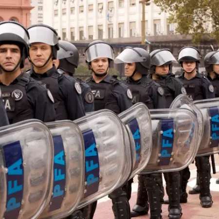 Las cinco fuerzas federales marchan por salarios y reavivan un conflicto sensible