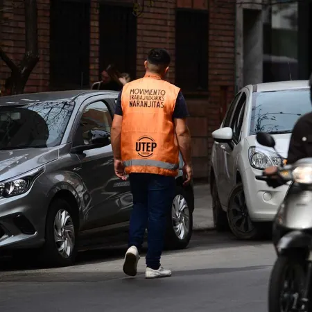 Naranjitas en Córdoba: qué cambia con la ley de Llaryora contra cuidacoches