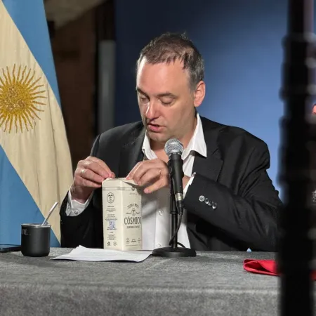 Adorni contra las cuerdas