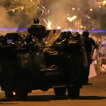 Estudiantes y policía chocan en Serbia y escala la crisis política