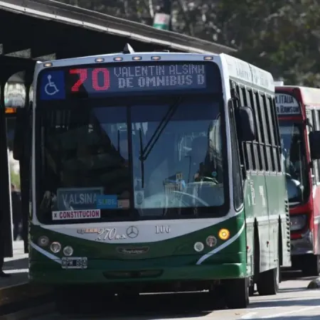 Colectivos recortan frecuencias por el aumento del combustible: qué pasa con las tarifas