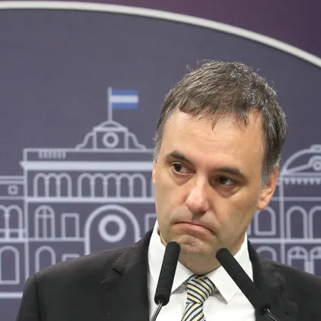 Adorni evita una exposición clave y se abren versiones sobre su futuro