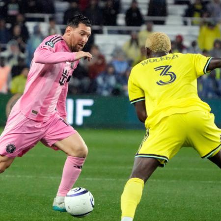 Messi llega a los 900 goles y desafía a Cristiano Ronaldo en la cima histórica