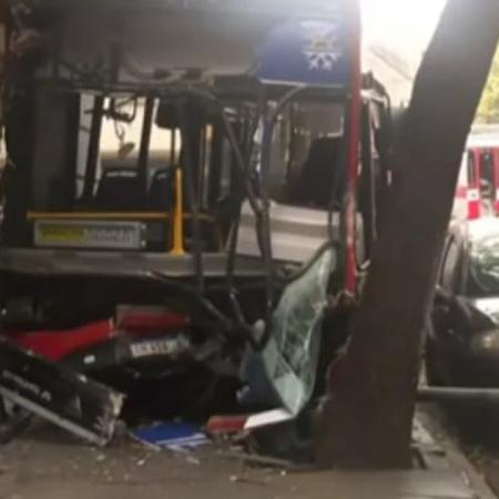 Constitución: un patrullero y un colectivo 168 terminaron dentro de una pizzería