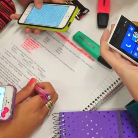 Prohiben el uso de celulares durante clases en la escuela secundaria